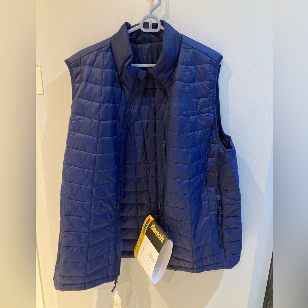 BNWT Men’s Bench reversible packable vest size XL